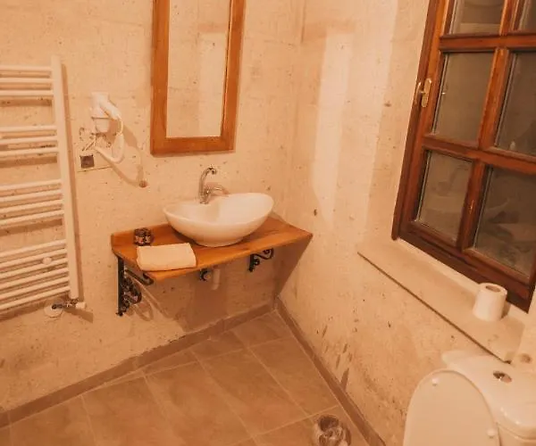 מלון Cappadocia Eagle Cave 3*